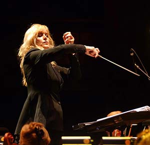 Amy Andersson conducting